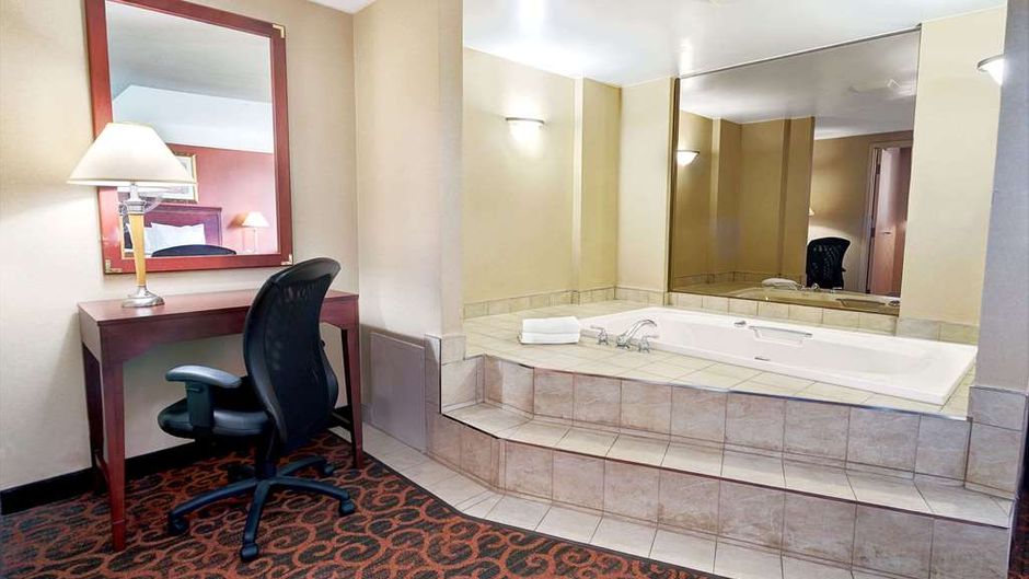 Ramada Niagara Falls/Fallsview Suite