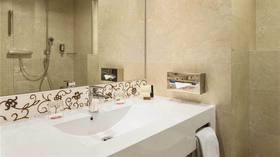 Ramada Oradea Room