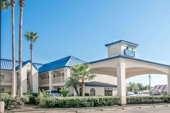 Days Inn & Suites Winnie