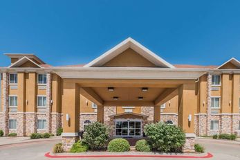 Days Inn & Suites Cleburne