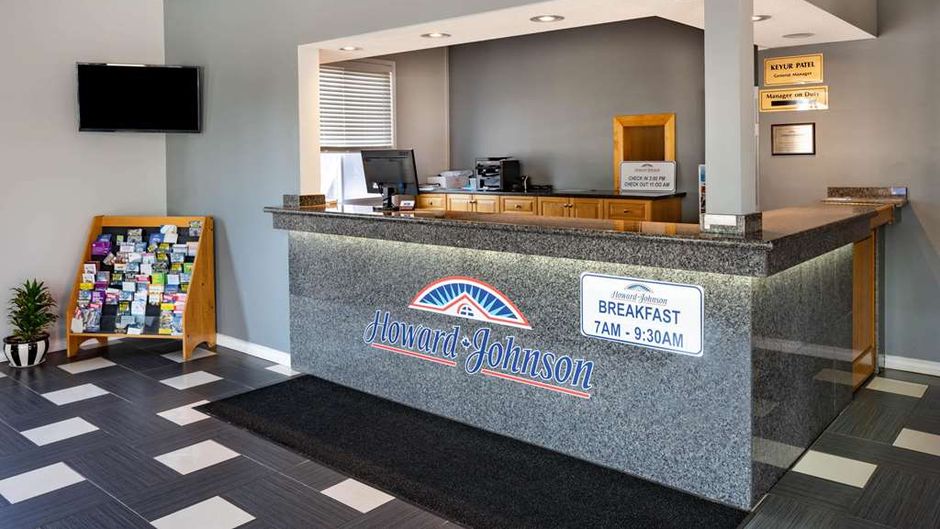 Howard Johnson Inn Gananoque Lobby