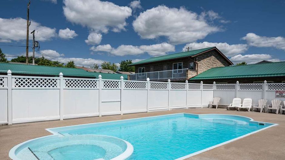Howard Johnson Inn Gananoque Pool