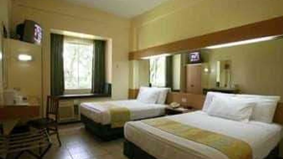 Microtel Inn & Suites by Wyndham Tarlac Room