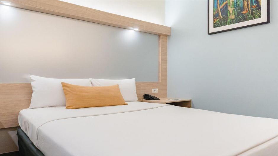 Microtel Inn & Suites by Wyndham Tarlac Room