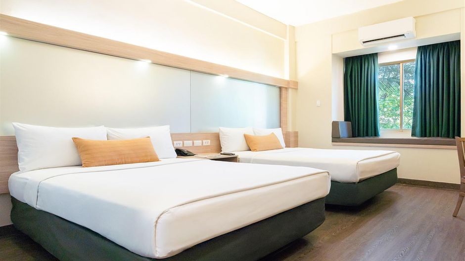 Microtel Inn & Suites by Wyndham Tarlac Room