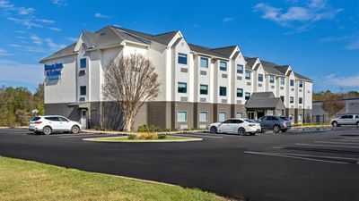 Days Inn & Suites by Wyndham Brandon