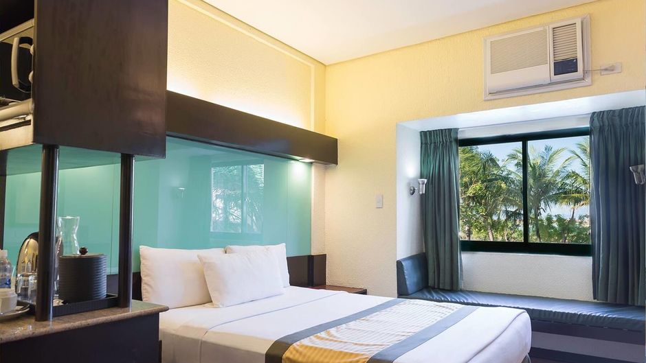 Microtel Inn & Suites Cabanatuan Room