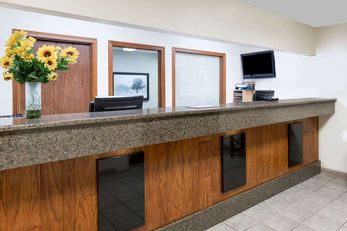 Days Inn & Suites Des Moines Airport