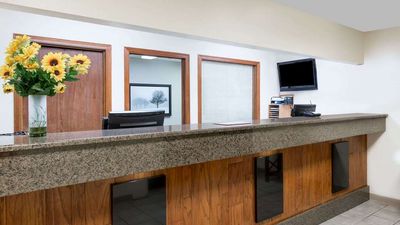 Days Inn & Suites Des Moines Airport
