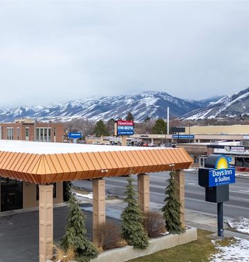 Days Inn & Suites Logan