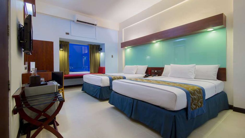 Microtel Inn & Suites at Mall of Asia Room