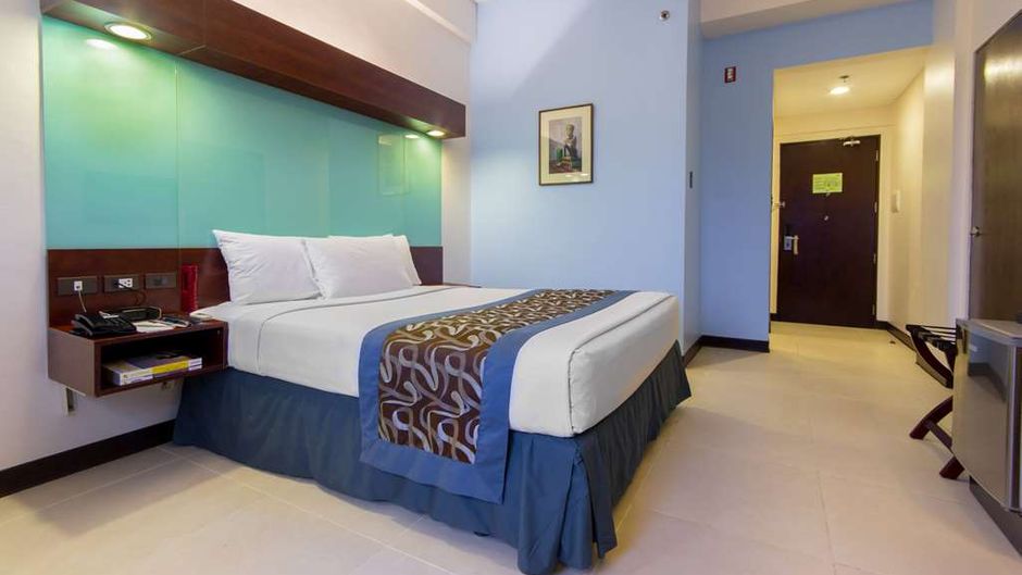 Microtel Inn & Suites at Mall of Asia Room