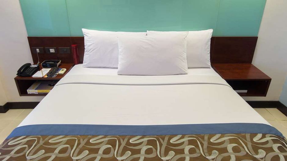 Microtel Inn & Suites at Mall of Asia Room