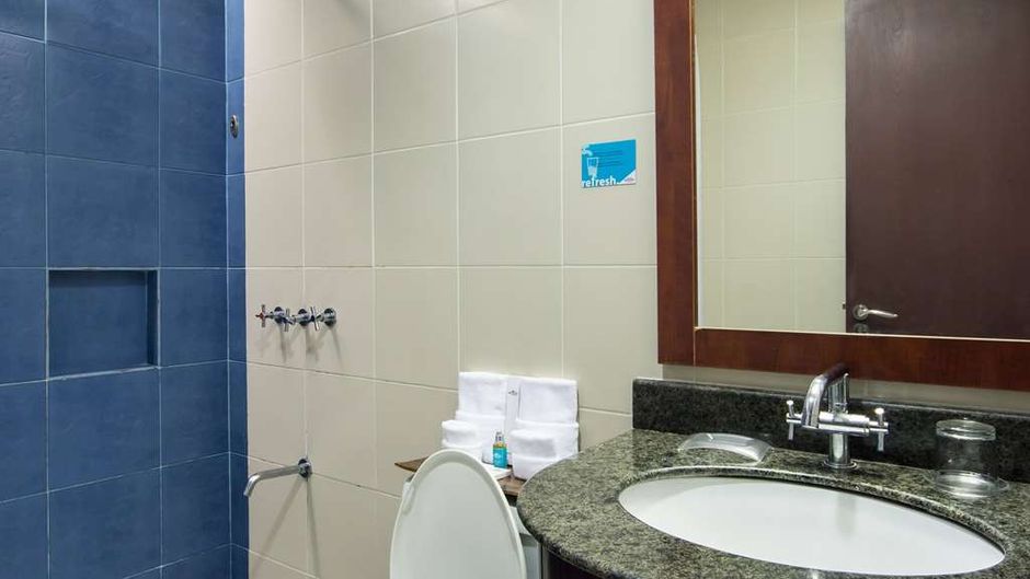 Microtel Inn & Suites at Mall of Asia Room