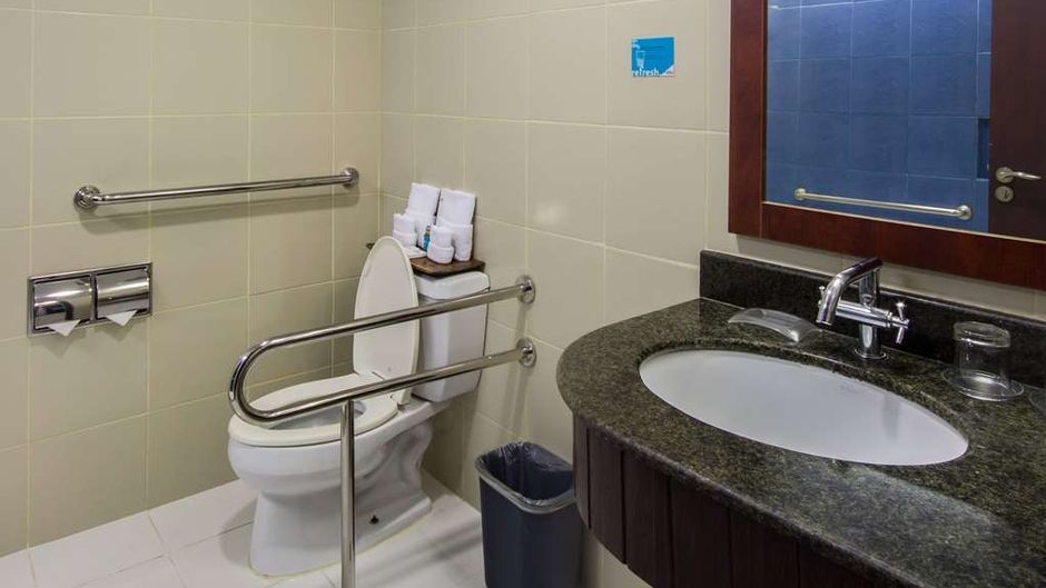 Microtel Inn & Suites at Mall of Asia Room