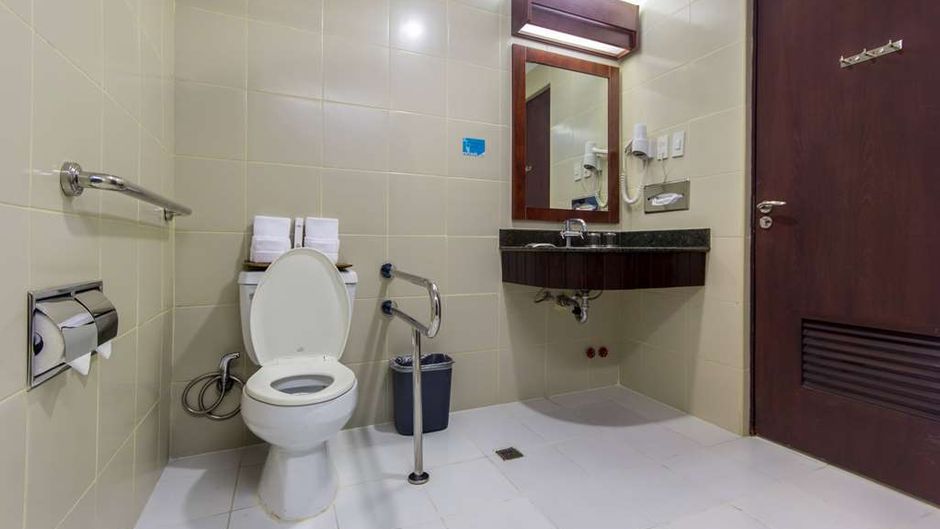 Microtel Inn & Suites at Mall of Asia Room