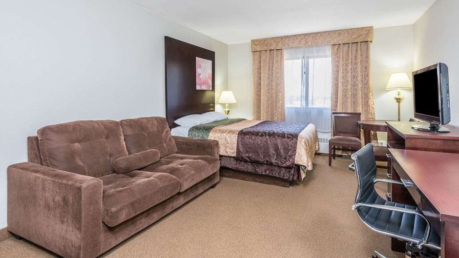 Super 8 Innisfail Suite