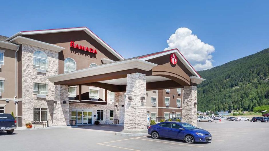 Ramada Creston Hotel Exterior