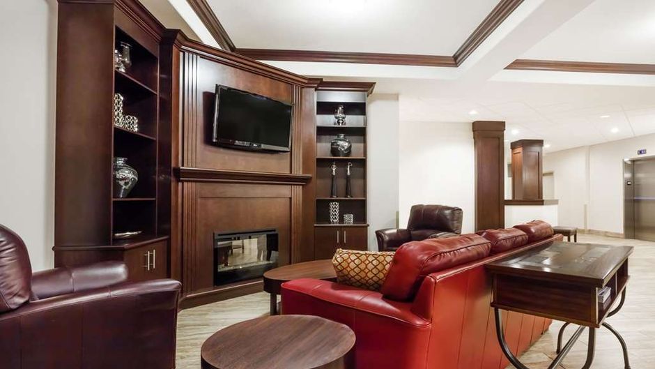 Ramada Creston Hotel Lobby
