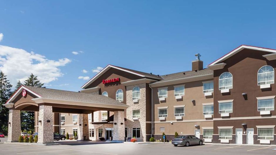 Ramada Creston Hotel Exterior