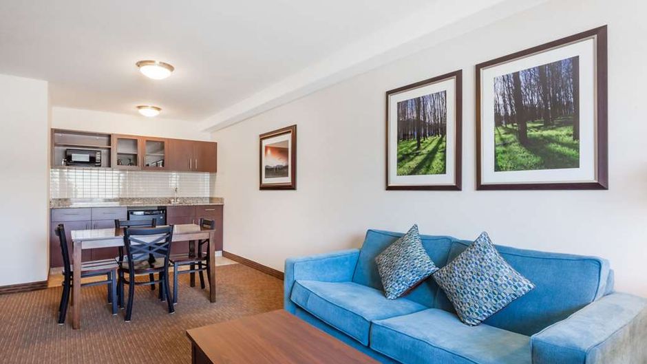 Ramada Creston Hotel Room