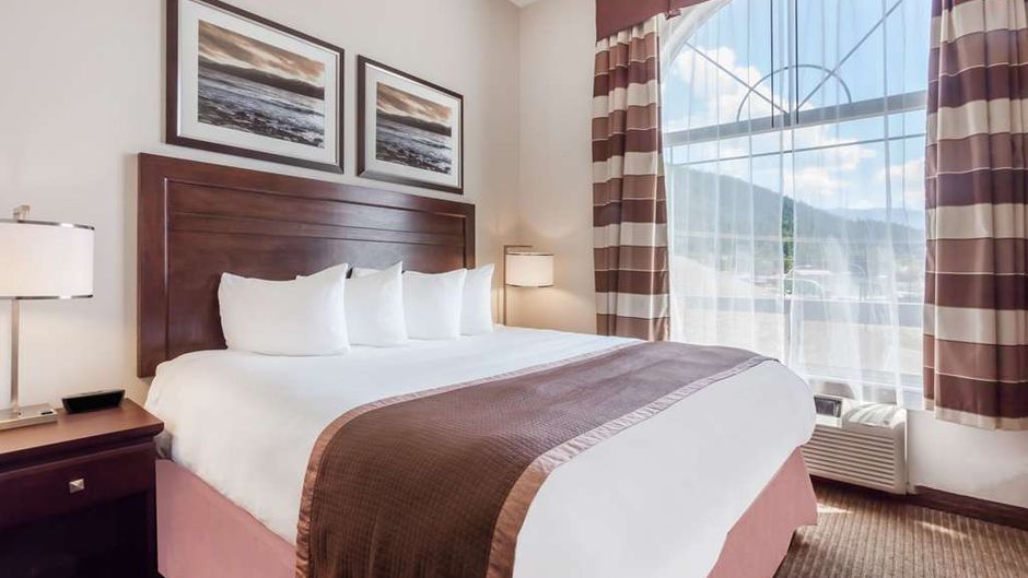 Ramada Creston Hotel Room