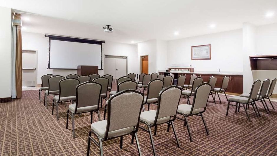 Ramada Creston Hotel Meeting