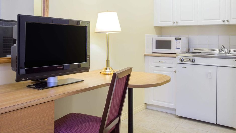Super 8 Lethbridge Suite