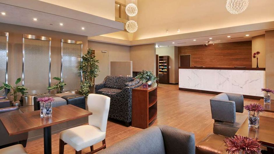 Days Inn Regina Airport West Lobby