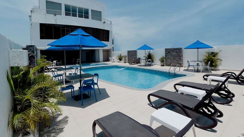 Howard Johnson Hotel Versalles Pool