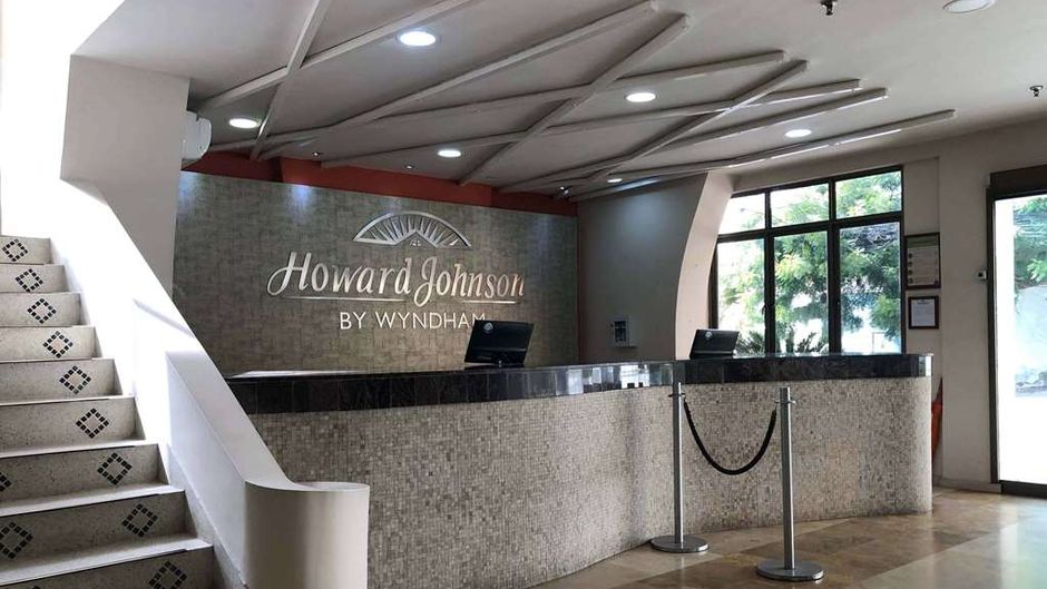 Howard Johnson Hotel Versalles Lobby