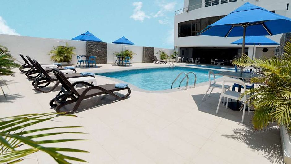 Howard Johnson Hotel Versalles Pool