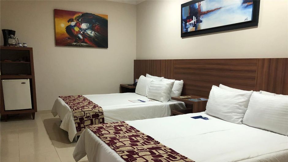 Howard Johnson Hotel Versalles Room