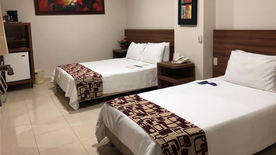 Howard Johnson Hotel Versalles Room
