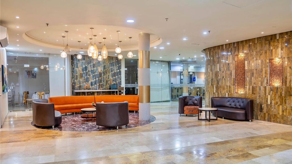 Howard Johnson Hotel Versalles Lobby