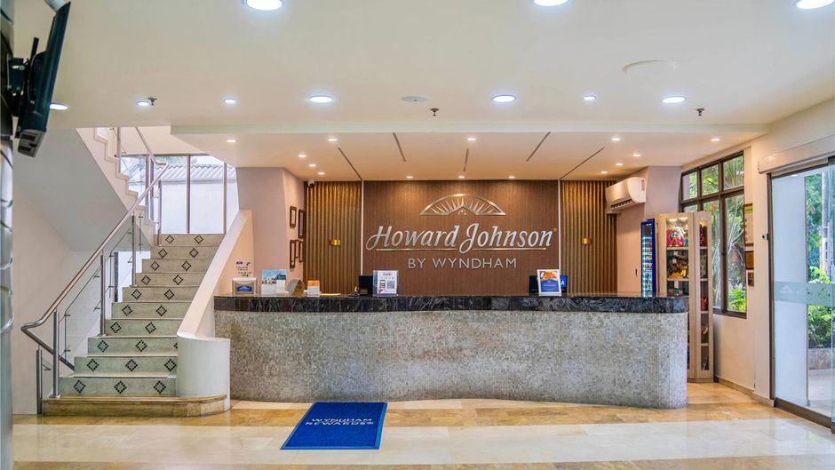 Howard Johnson Hotel Versalles Lobby