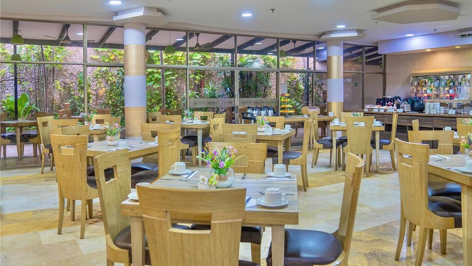 Howard Johnson Hotel Versalles Restaurant