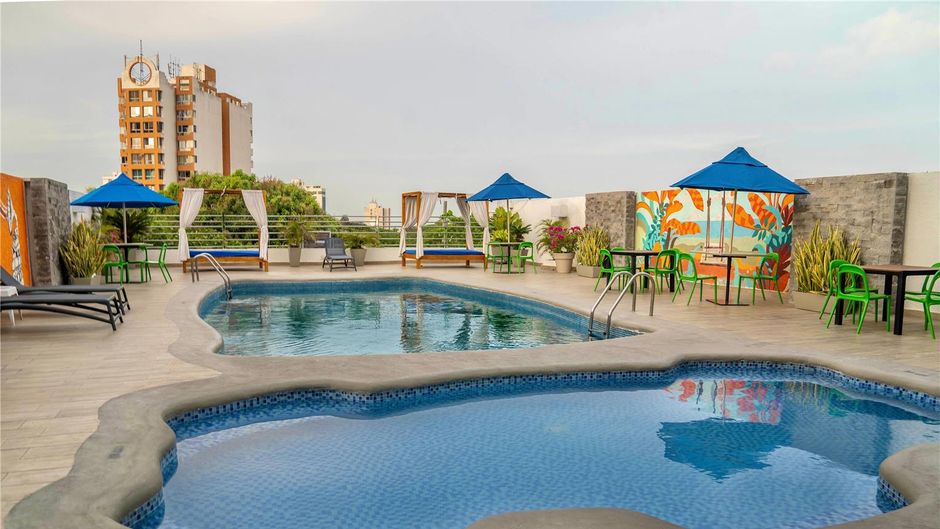 Howard Johnson Hotel Versalles Pool