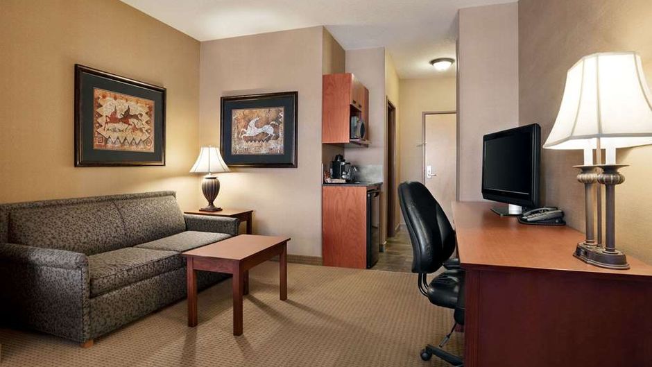 Days Inn and Suites Strathmore Room