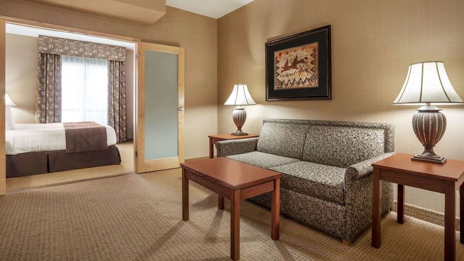 Days Inn and Suites Strathmore Suite