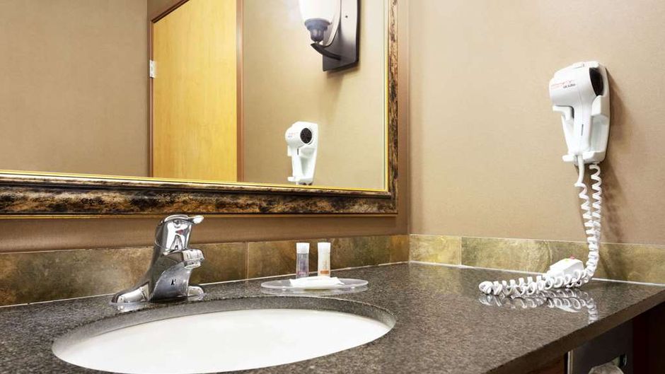 Days Inn and Suites Strathmore Room