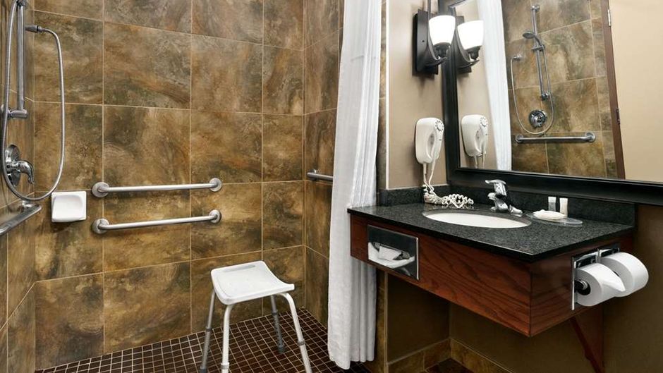 Days Inn and Suites Strathmore Room