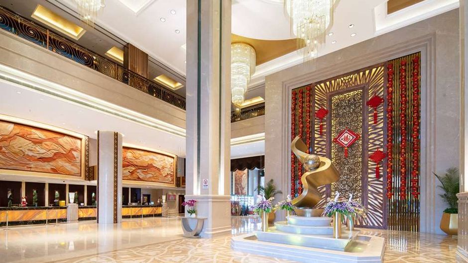 Howard Johnson Tropical Garden Plaza Lobby
