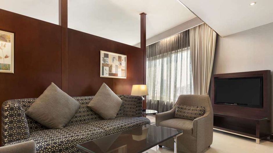 Royal Ascot Hotel Apartments Suite