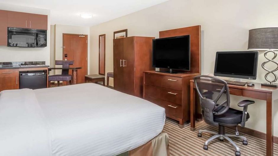 Ramada Carlyle Suite