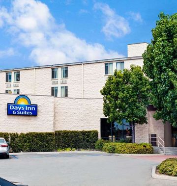 Days Inn & Suites by Wyndham Fullerton