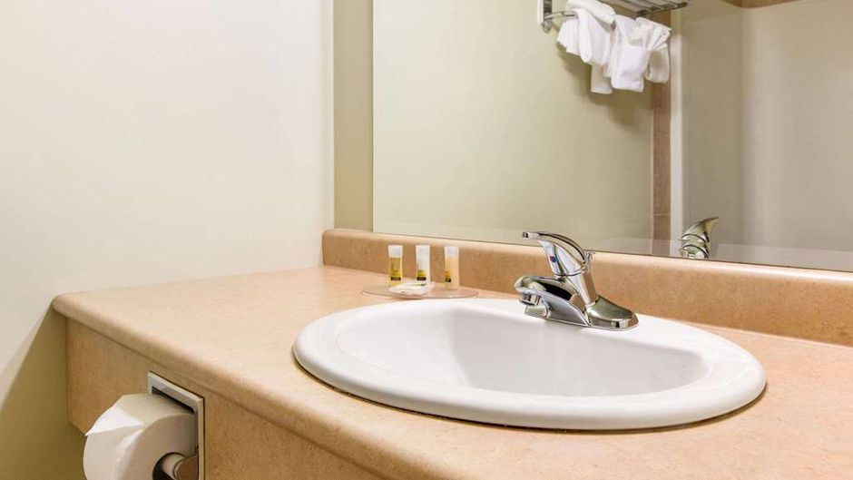 Days Inn Chetwynd Room