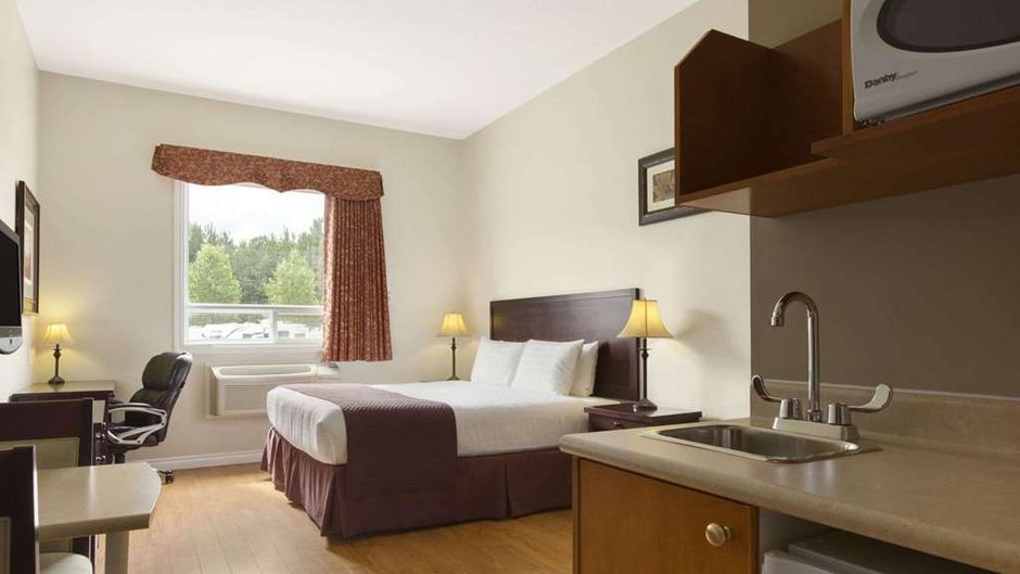 Days Inn Chetwynd Room