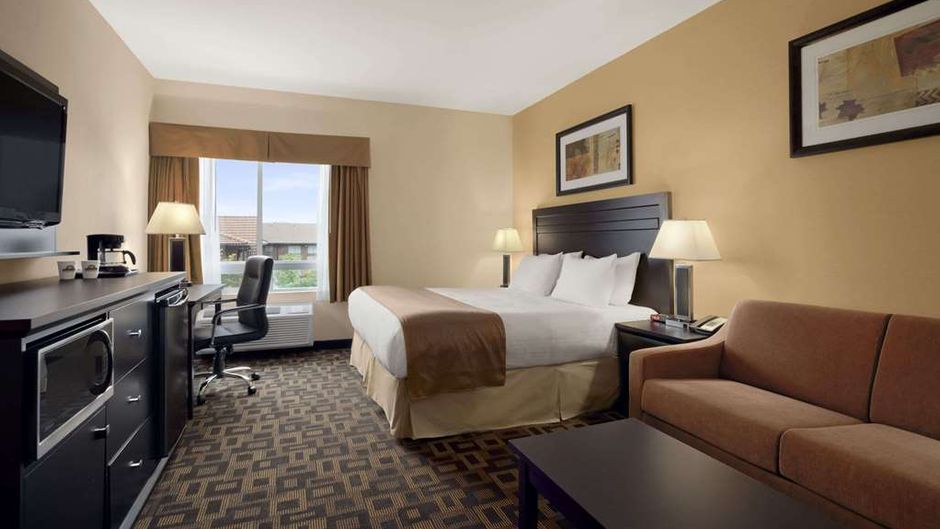 Days Inn & Suites Winnipeg Airport Room