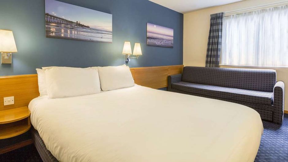 Days Inn Magor Room